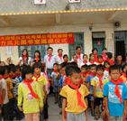 公司在广西给山村小学捐赠图书